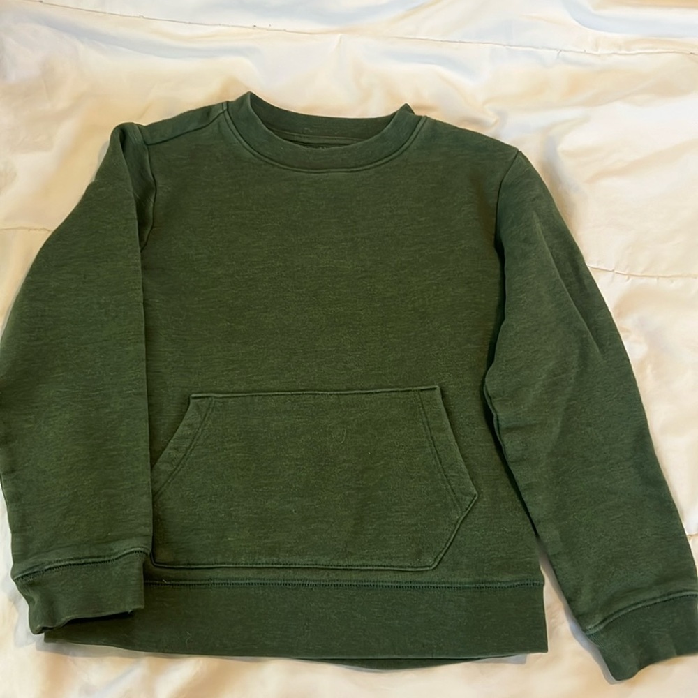 Primary kids kangaroo pocket sweatshirt. Warm and cozy. Size 8-9. Like new!